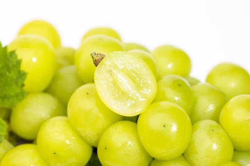 阳光玫瑰贴上“晴王”标签后竟能涨价数倍，这水果市场的水也太深了！今年阳光玫瑰价格