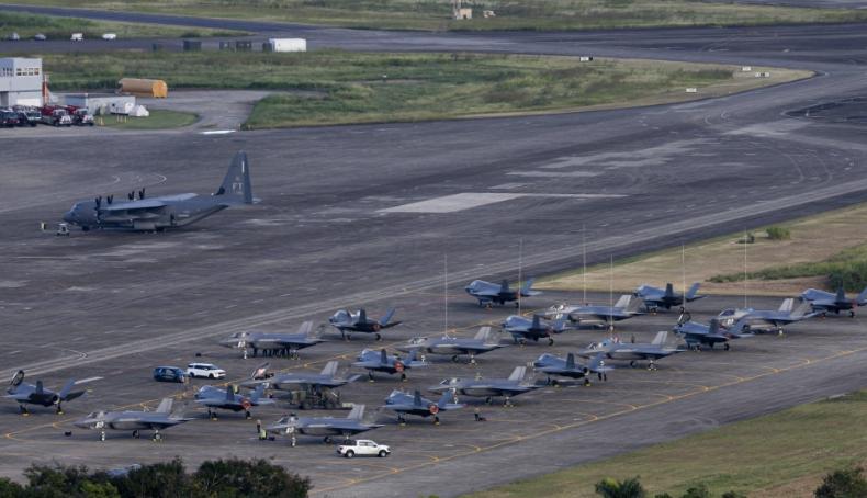 老美20架F-35A排列好准备飞委作战，伊朗援助委民兵56冲。美国此次向波多黎各