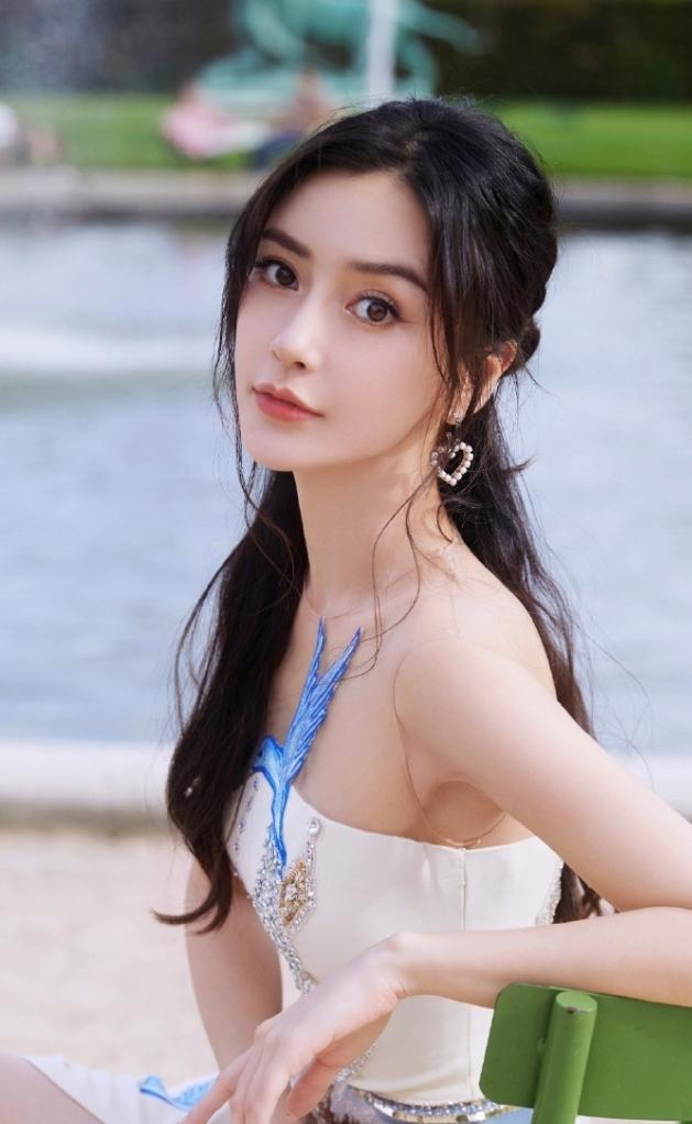 网传杨颖要录制《花少8》！
她自从国外看了一场表演之后，演艺之路停摆将近三年时间