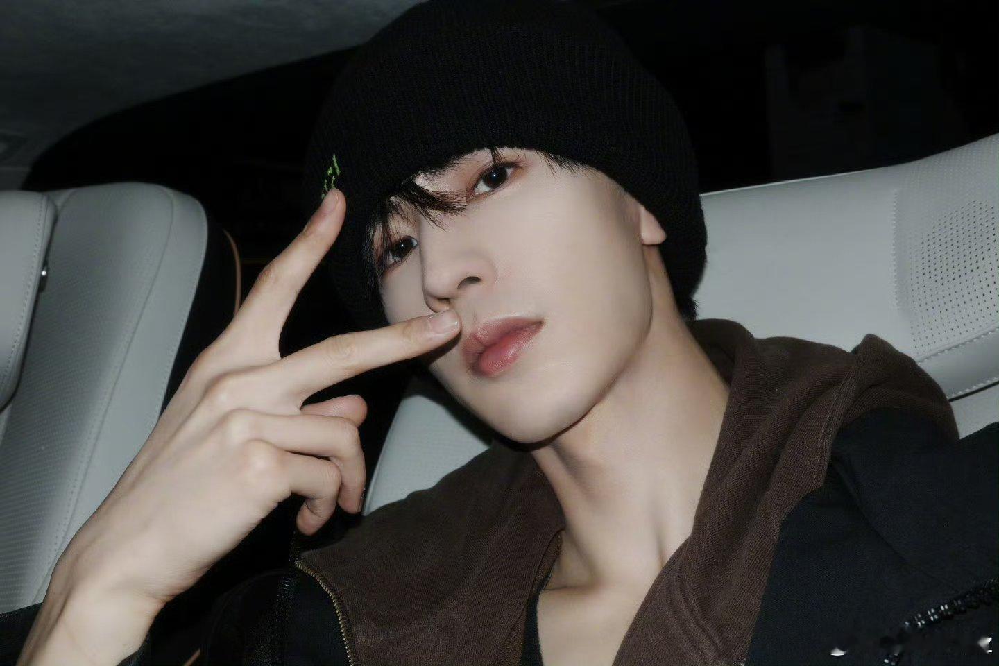 家人们谁懂啊😍 张凌赫戴冷帽比耶这造型简直帅炸!冷帽一戴，魅力全开。好想多看几