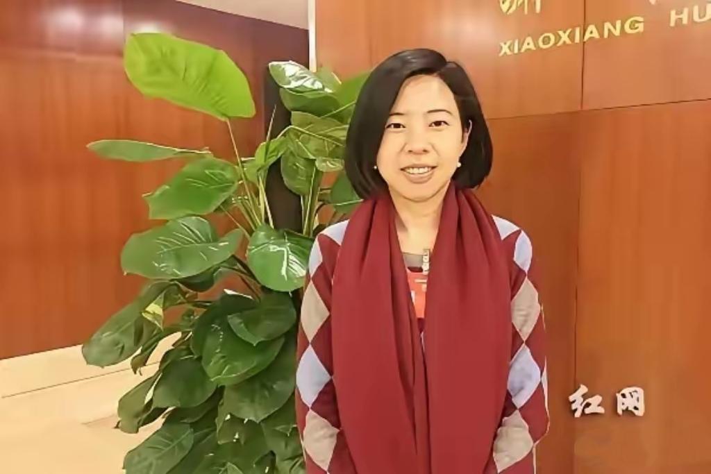 周局长算不上一眼惊艳，

但皮肤白皙又很会打理自己，

身形挺拔，自带大女主的气