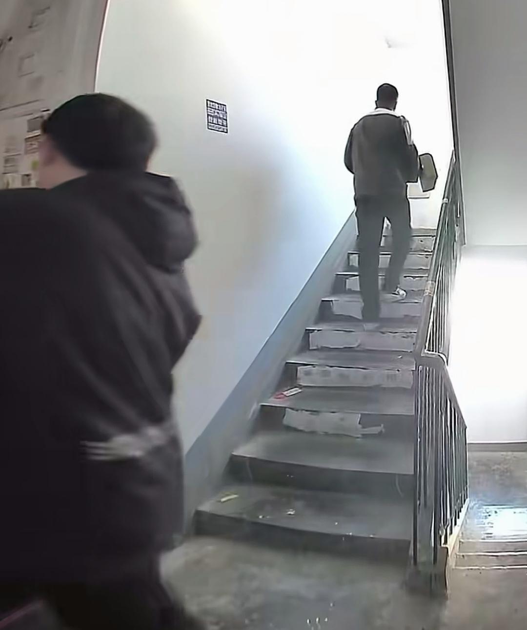 乱涂小广告这群人，效率真高，俩人，一天轻松可以涂满整个小区的各个楼层！

屡禁不