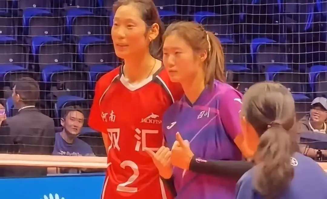 5战全胜锁定小组第一！朱婷轰20分率队冲冠 暖心举动引全场点赞 北京时间11月1