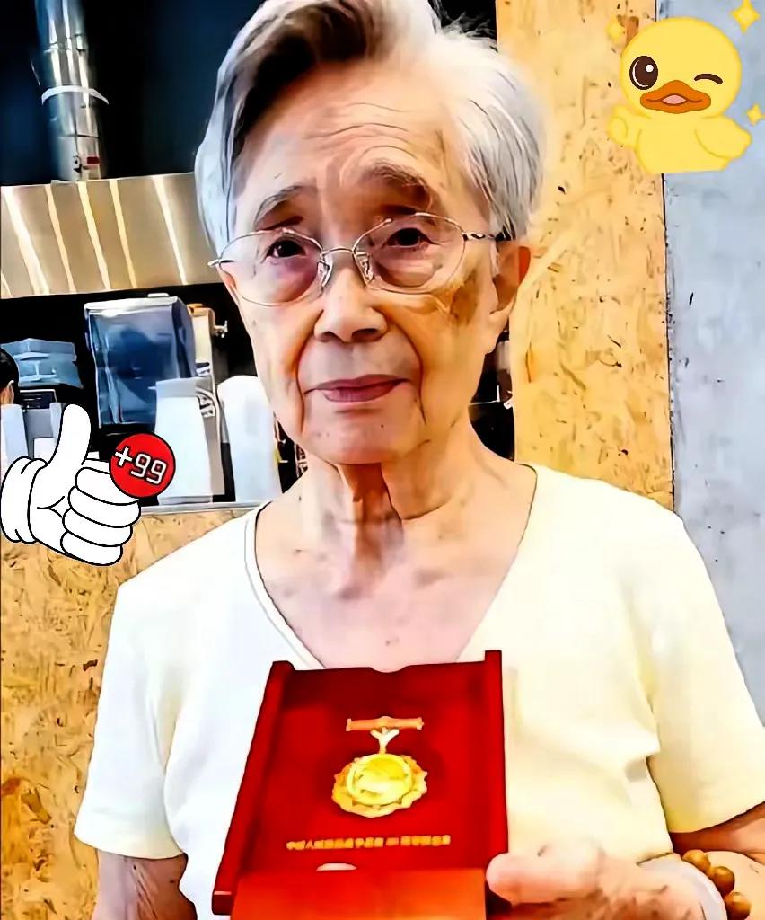 台北街头的阳光里，杜致廉颤抖着展开锦盒，那枚抗战胜利80周年纪念章泛着温润的光，