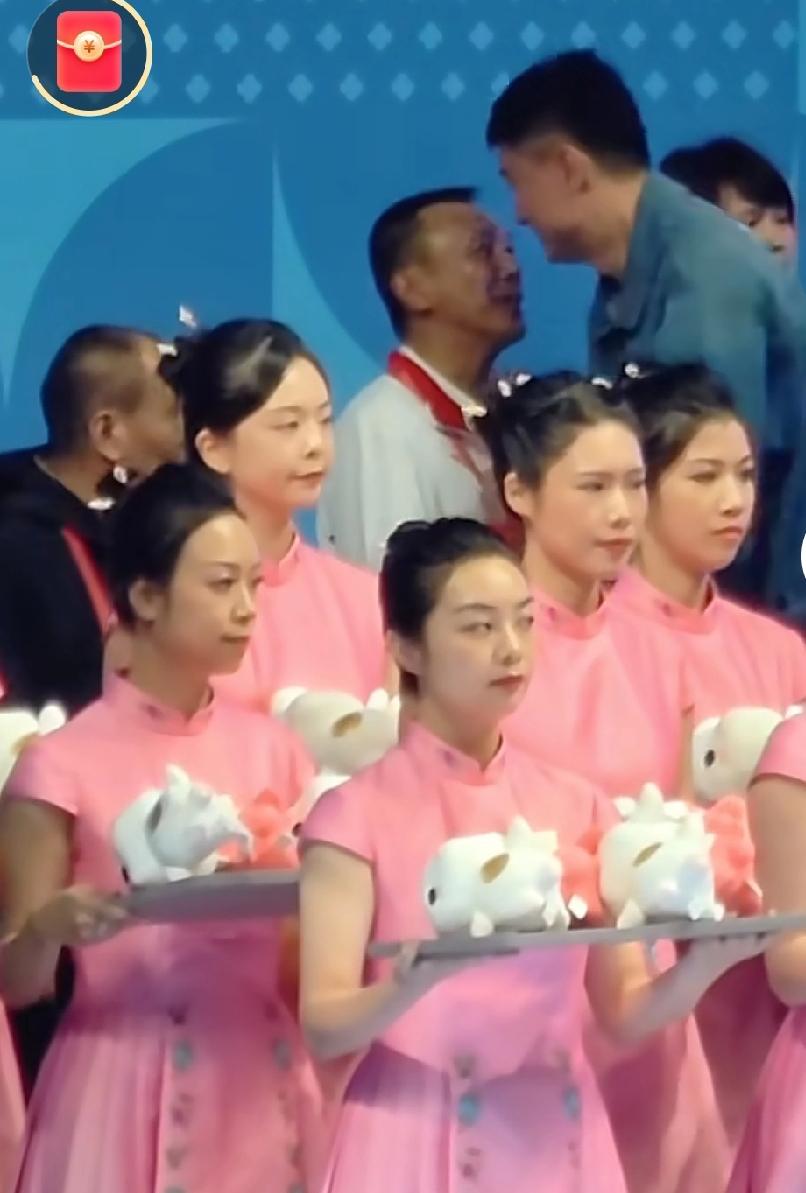 杜锋拥抱李群，破除太多猜测，宏远篮球大家庭很团结

李群是CBA开拓者，很多年轻