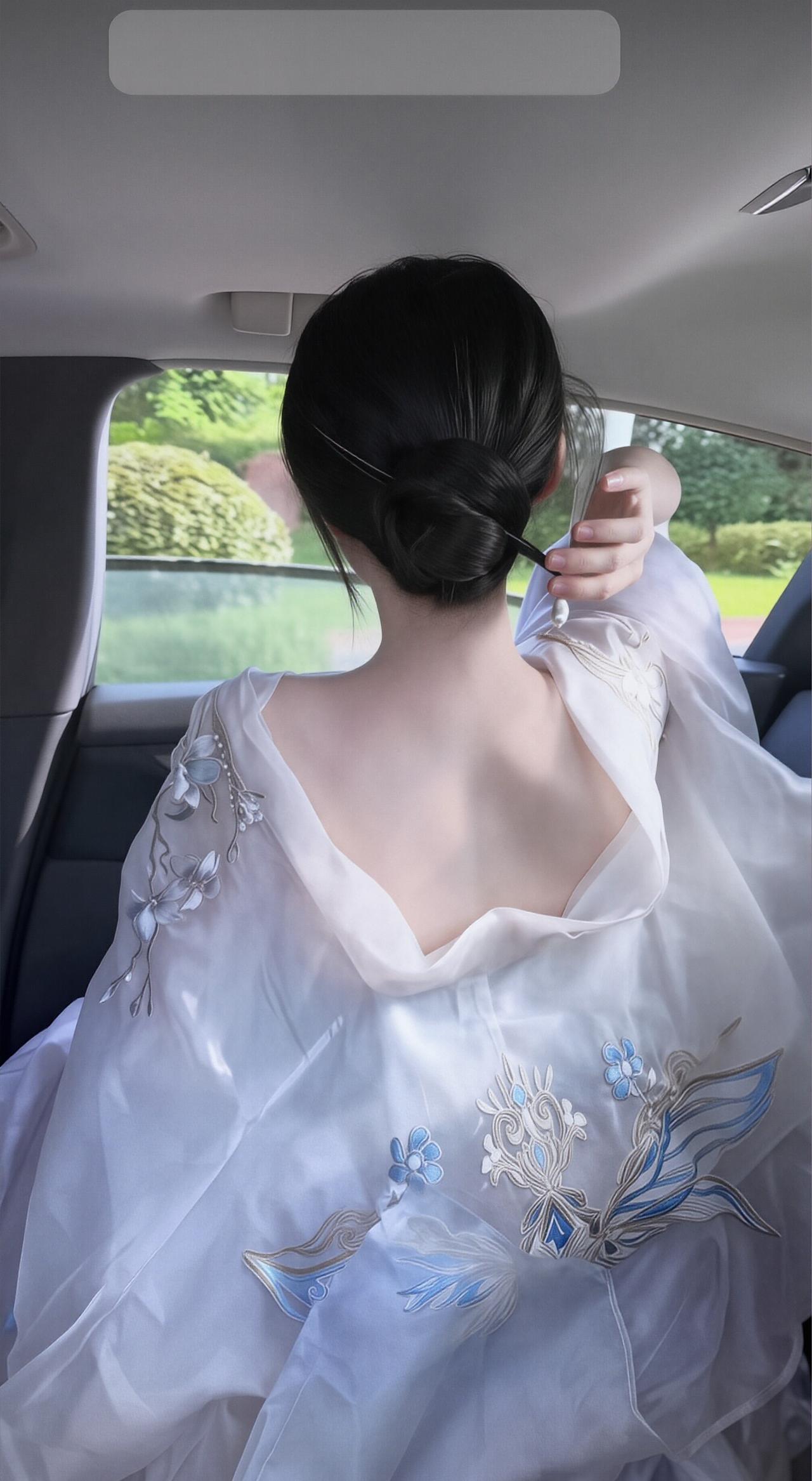 云鬓花颜金步摇，素衣墨发醉春风。