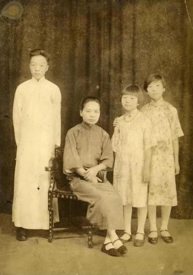15岁被亲爹卖为妾，24岁丈夫早逝，独自艰难抚育三个子女，万万没想到，她居然养出