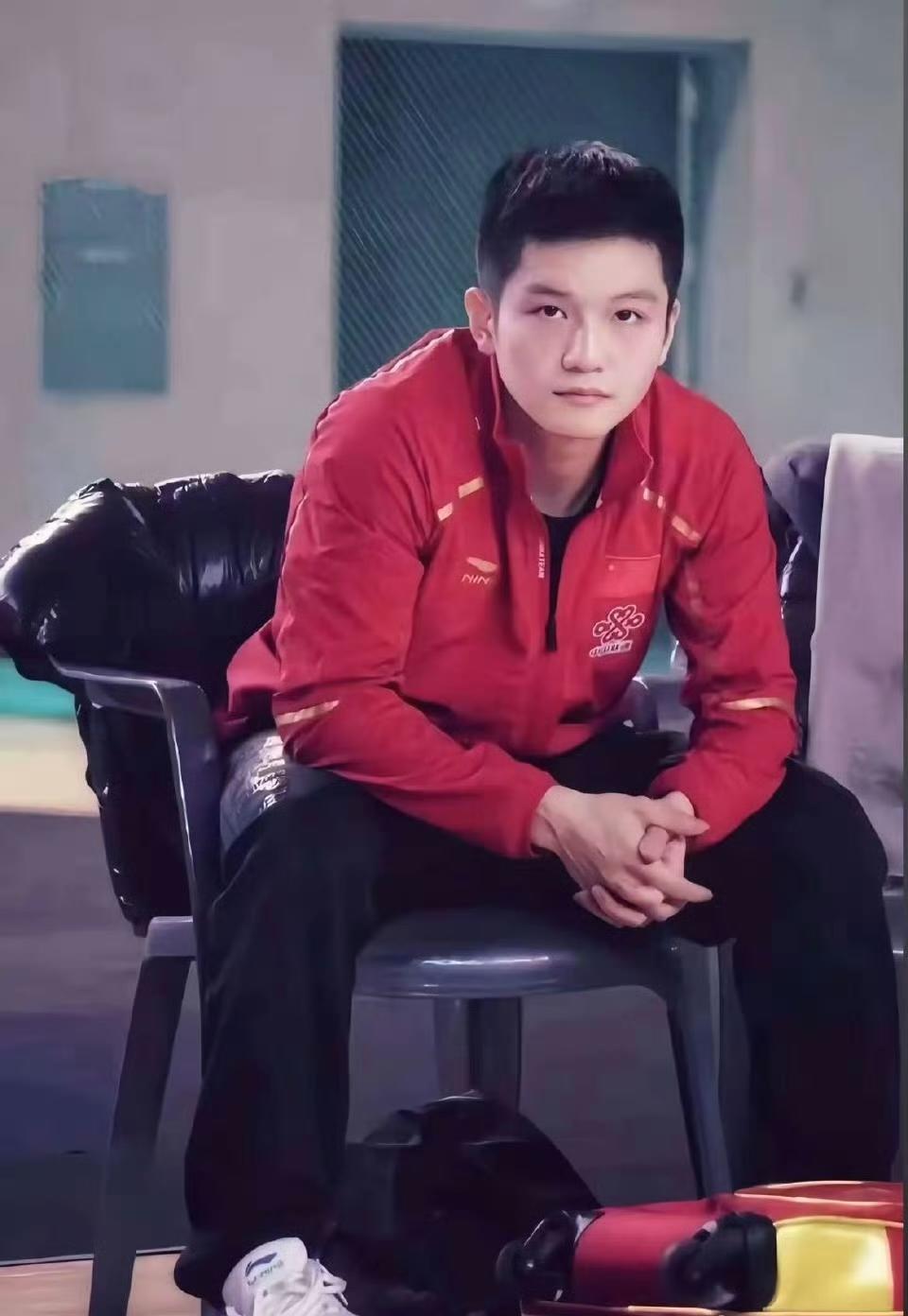 樊振东骨子里“出师必捷”的气势！
坚定的眼神、
宏伟的步伐，
举止投足间总透露出