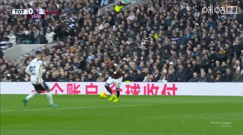 折射。。热刺0-1西汉姆联 比赛第15分钟，萨默维尔边路内切，在禁区线附近获得较