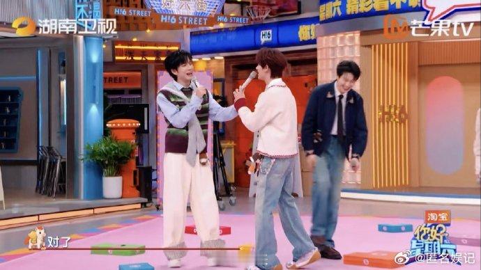 丁程鑫对镜子自省式唱歌你好星期六太爱丁程鑫的对镜唱歌，音色纯净好听，情感真挚饱满