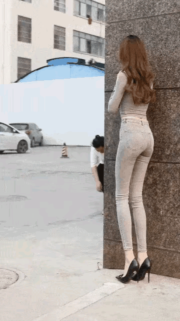 十分费解：从男子的反应来看，他应该不认识这个女的，那么这个女的为什么会这样做呢？