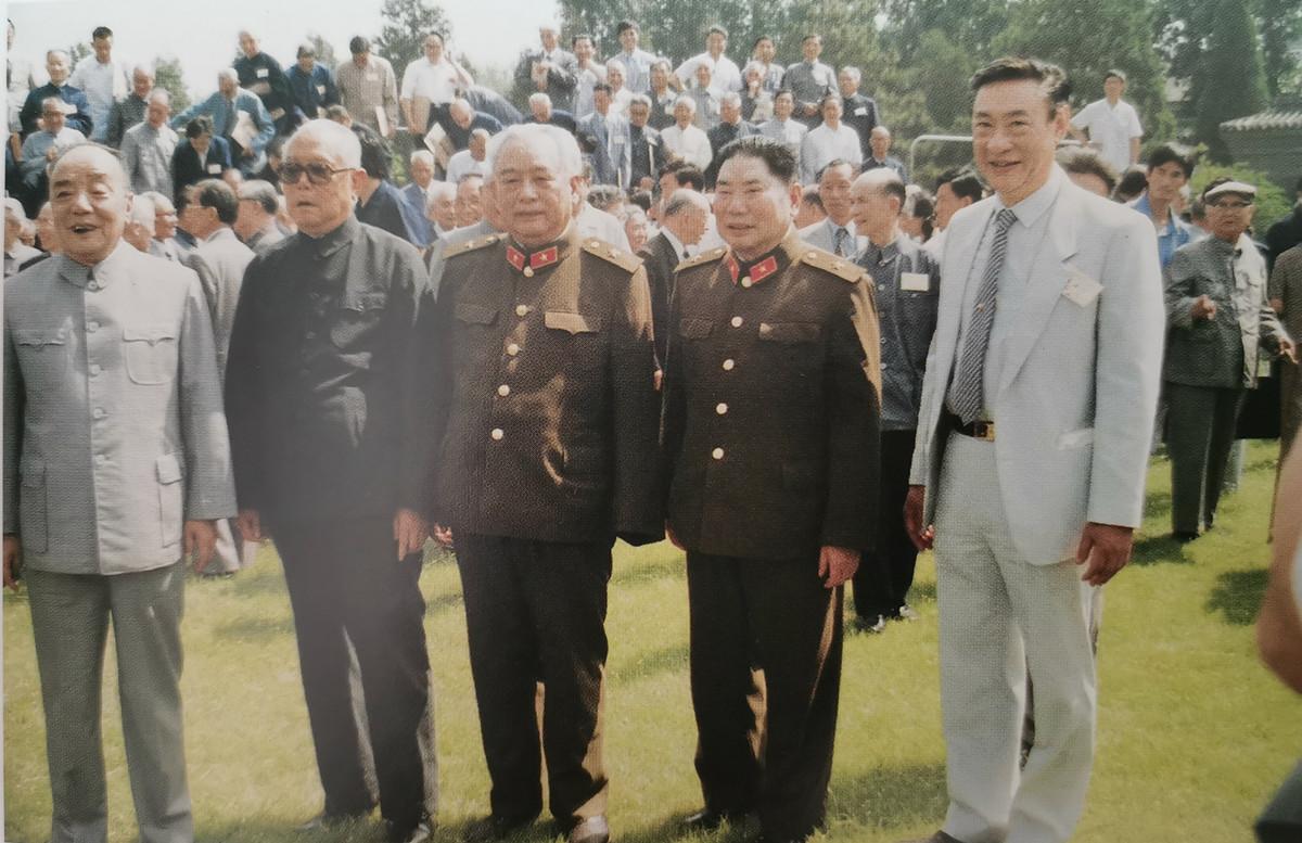 左边四位都知道是谁吧？杨尚昆，李先念，开国中将余秋里，开国上将杨得志。他们都是开