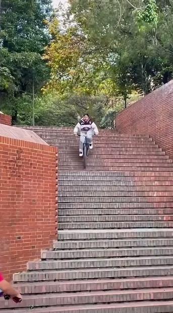 作死真不是空穴来风，看这女孩子，够疯的了！
    每年的暑假，孩子们放假，都要