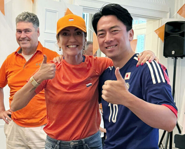 日本防卫相小泉进次郎15日前往东京的荷兰驻日本大使馆，与荷兰副首相兼国防大臣耶希