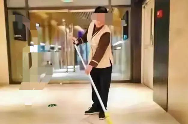 四川苍溪，50多岁保洁大妈趁着中午休息，单位里人少，带着66岁的情人在休息室发生