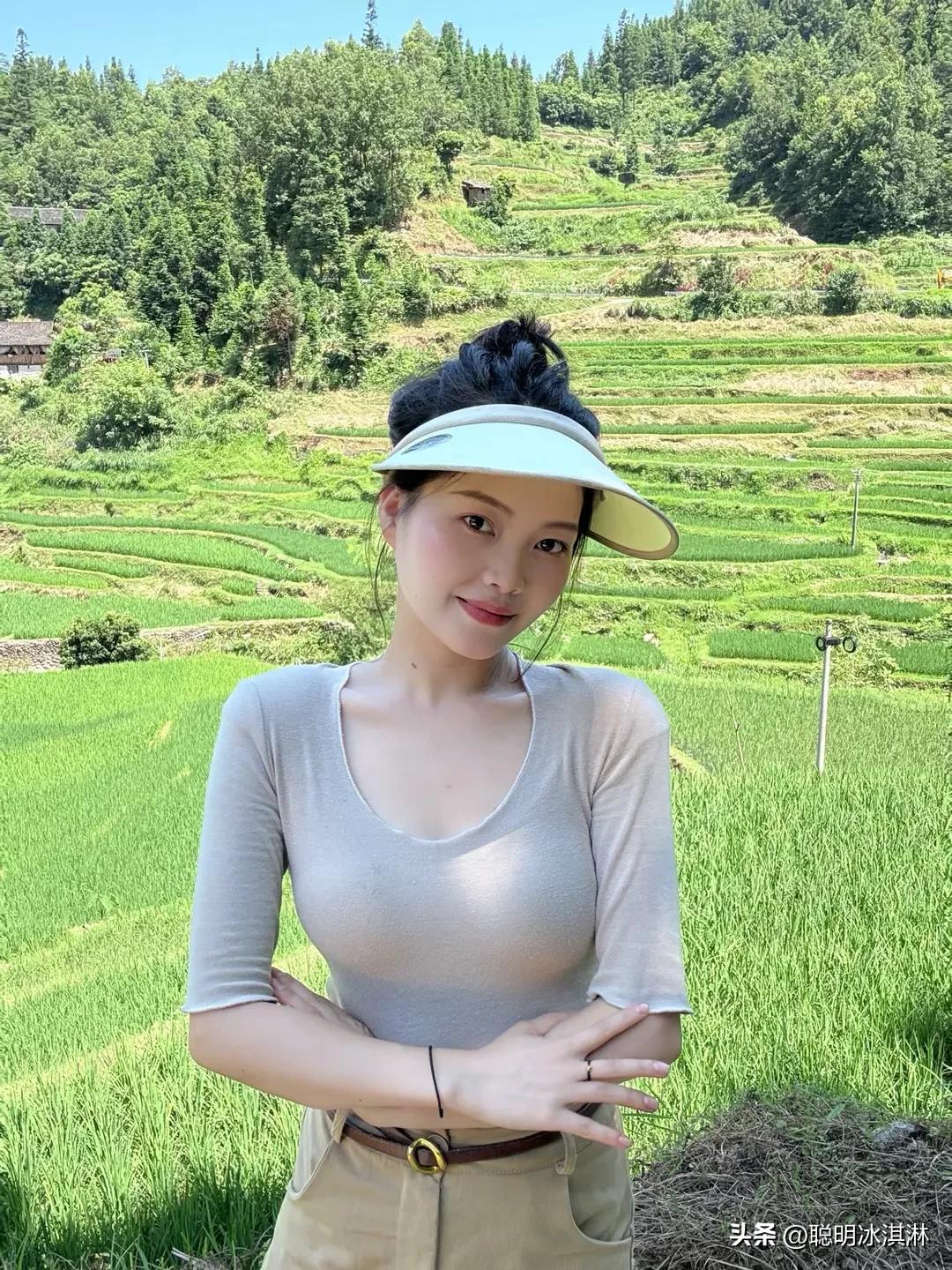 回一趟老家，还是那个女孩  
熟悉的巷口，爸妈的笑容，  
儿时的小路，成长的痕