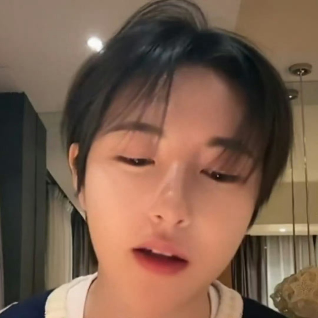 黄仁俊[超话]  hrj  黄仁俊   🎀门牙 