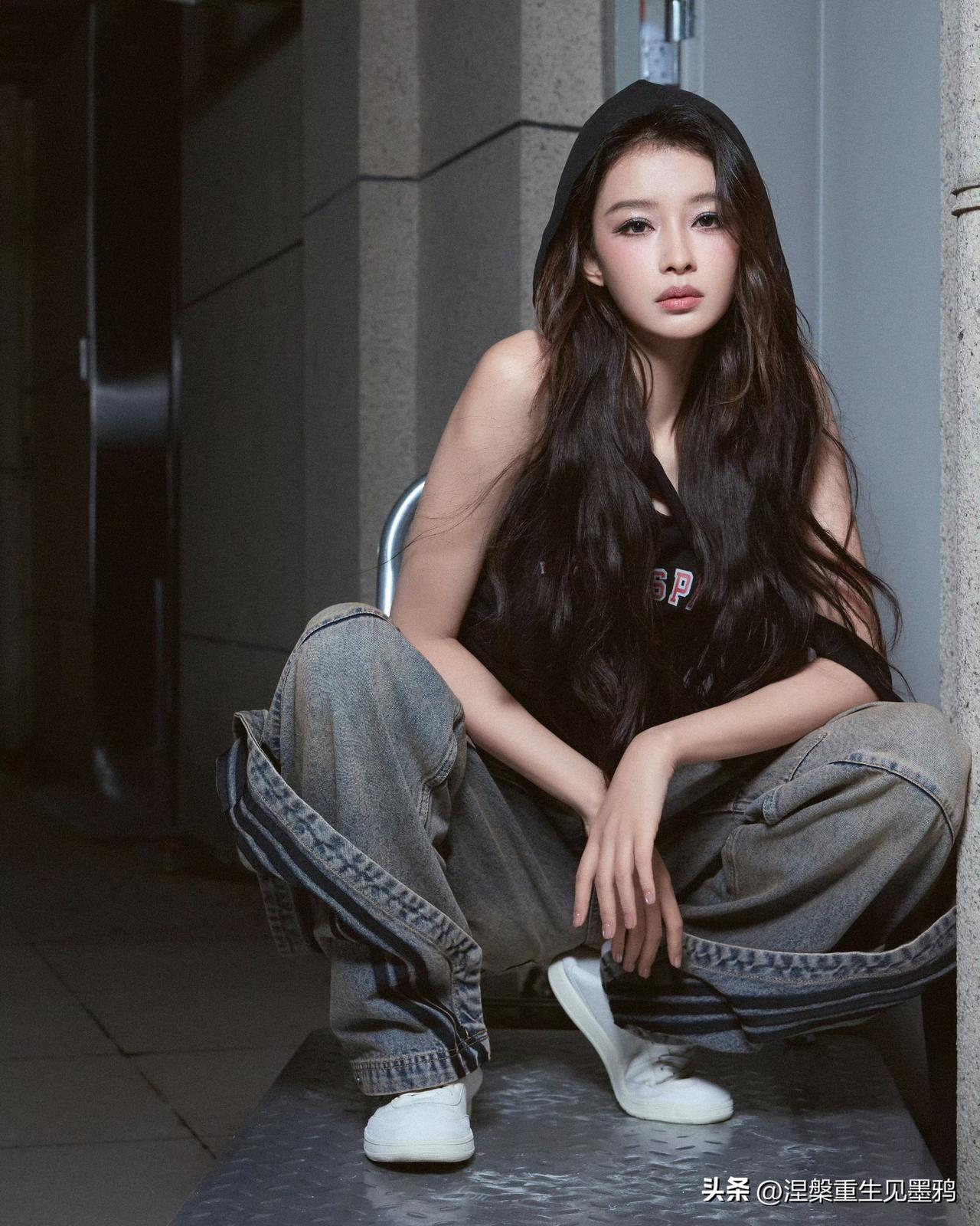 孙怡最近晒出的这组写真可太有意思了，大家讨论最多的不是她的身材和脸，反而是她这四