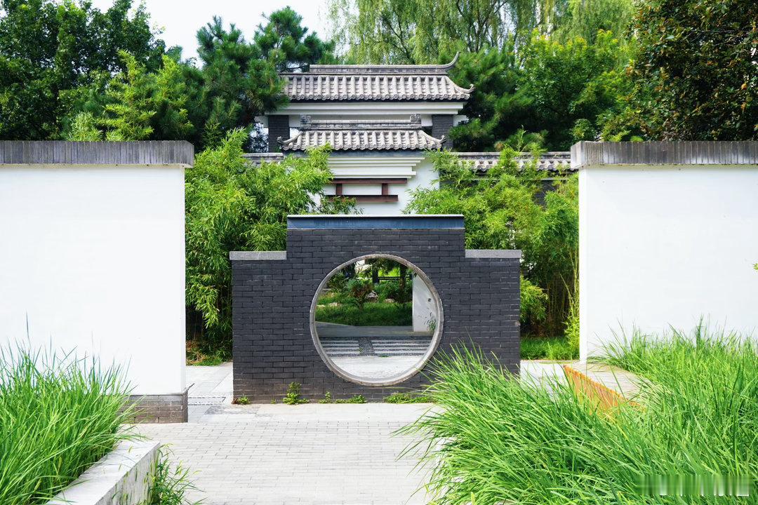 【怡园公园】在昌平终于找到它了。“怡园公园”白墙映绿树，圆门藏幽境，把江南的温婉