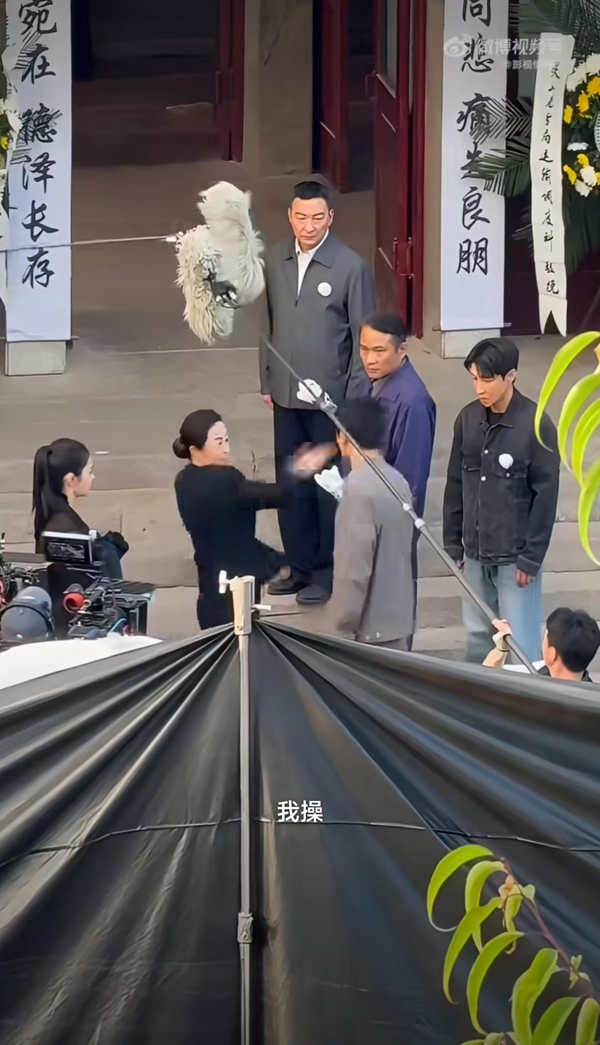 新剧《海之上》片场路透看得人心揪，陈晓饰演的徐海这场冲突戏全程实拍无借位。对手女
