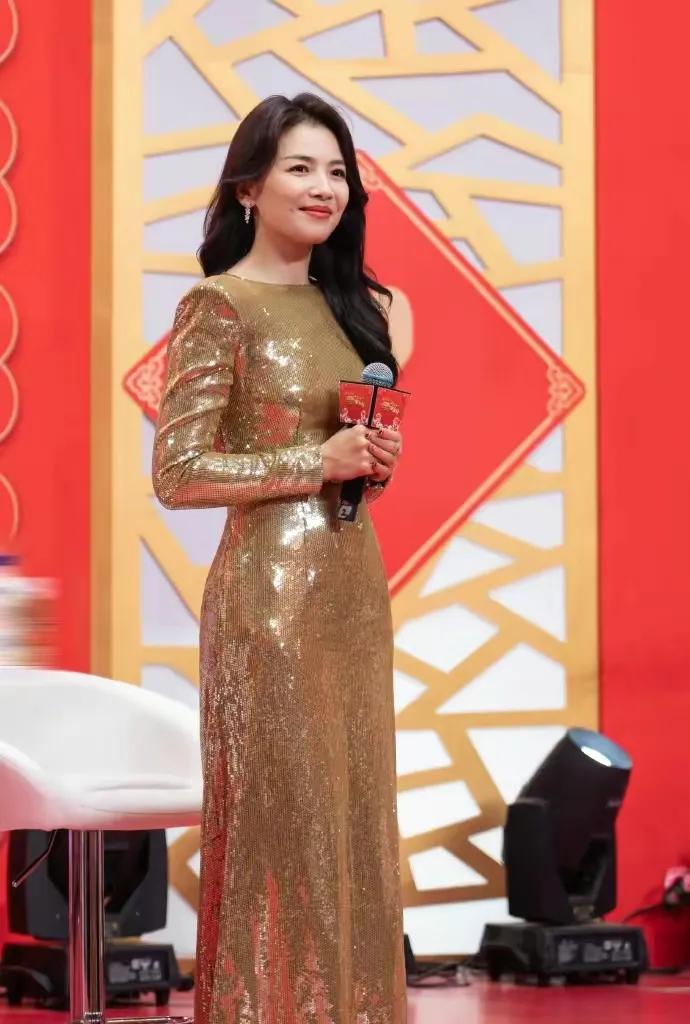 刘涛穿这条金黄色紧身连衣裙好性感，既知性又优雅，太美了！#娱乐# #明星#