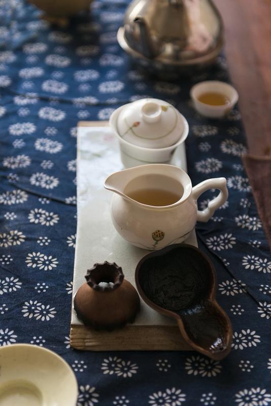 很多人吃太油就想喝茶解腻，觉得能“刮油”，这说法其实没科学依据。不少人在春节大鱼