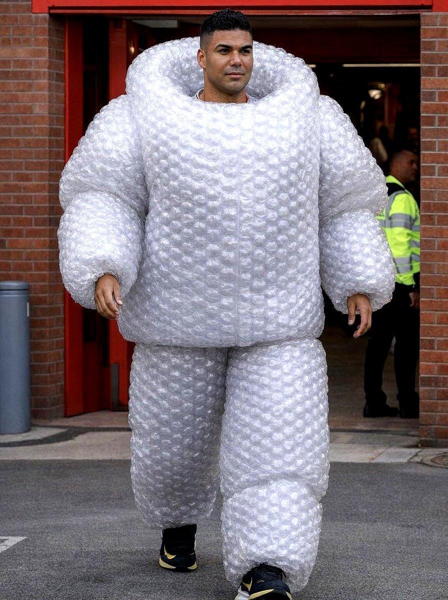 他刚把球队扛进前四，转头就被扫地出门。
 
罗梅罗的鞋钉，直接朝着脚踝亮了过来。