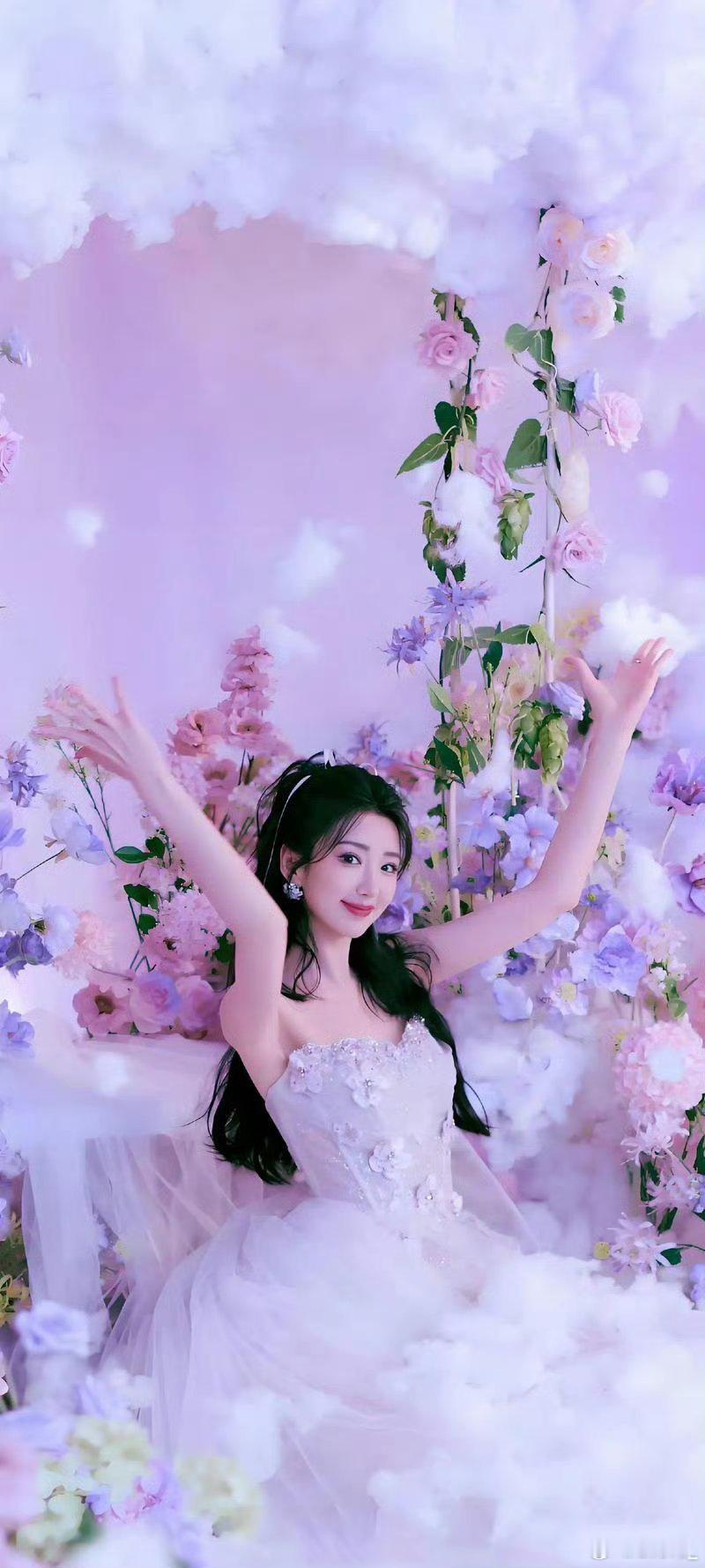 毛晓彤 她不是从画中走来，便是跌入了花的梦境。一身莹白，是月光织就的轻纱，在粉紫