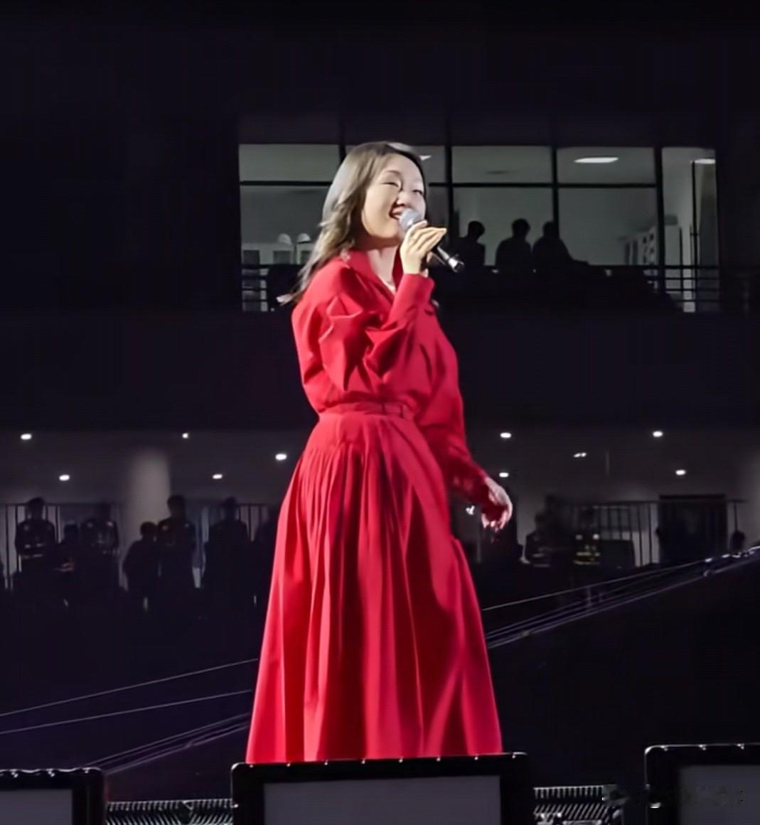 女人枯萎，只因“心藏”一人
……
今天，看到55岁的杨钰莹在济宁演唱，有种说不出