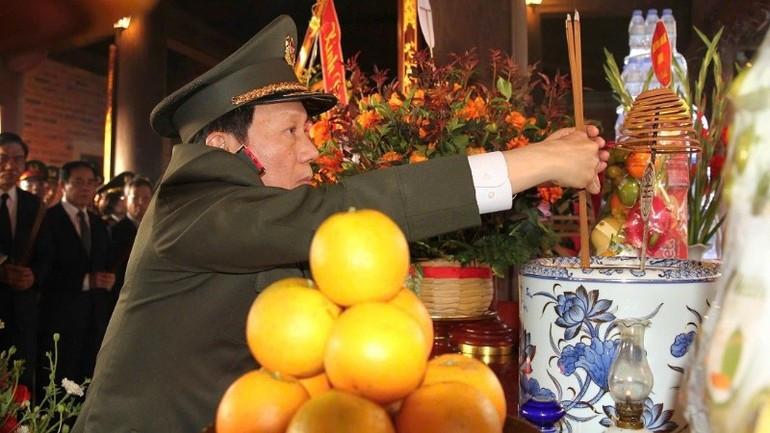 越南从官方的四驾马车到平头百姓，都对拈香祭拜一事比较放得开，甚至连越通社都是公开