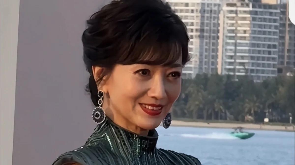 在海南的那个闪耀夜晚，71岁的赵雅芝以一种从容不迫的姿态，向我们展示了何为真正的