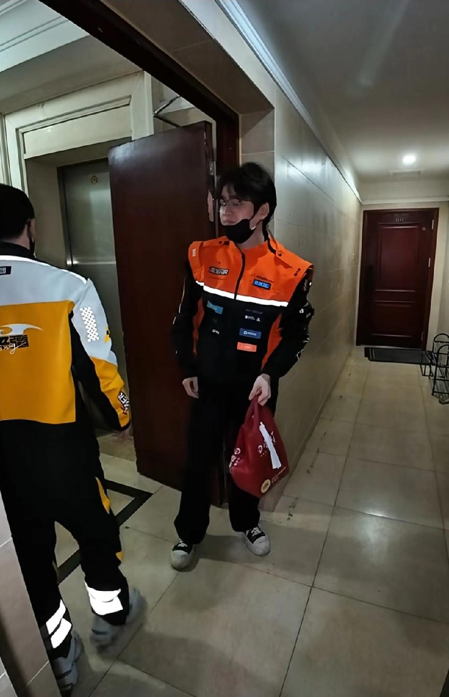 美饿大战!工装很漂亮!穿上很帅!