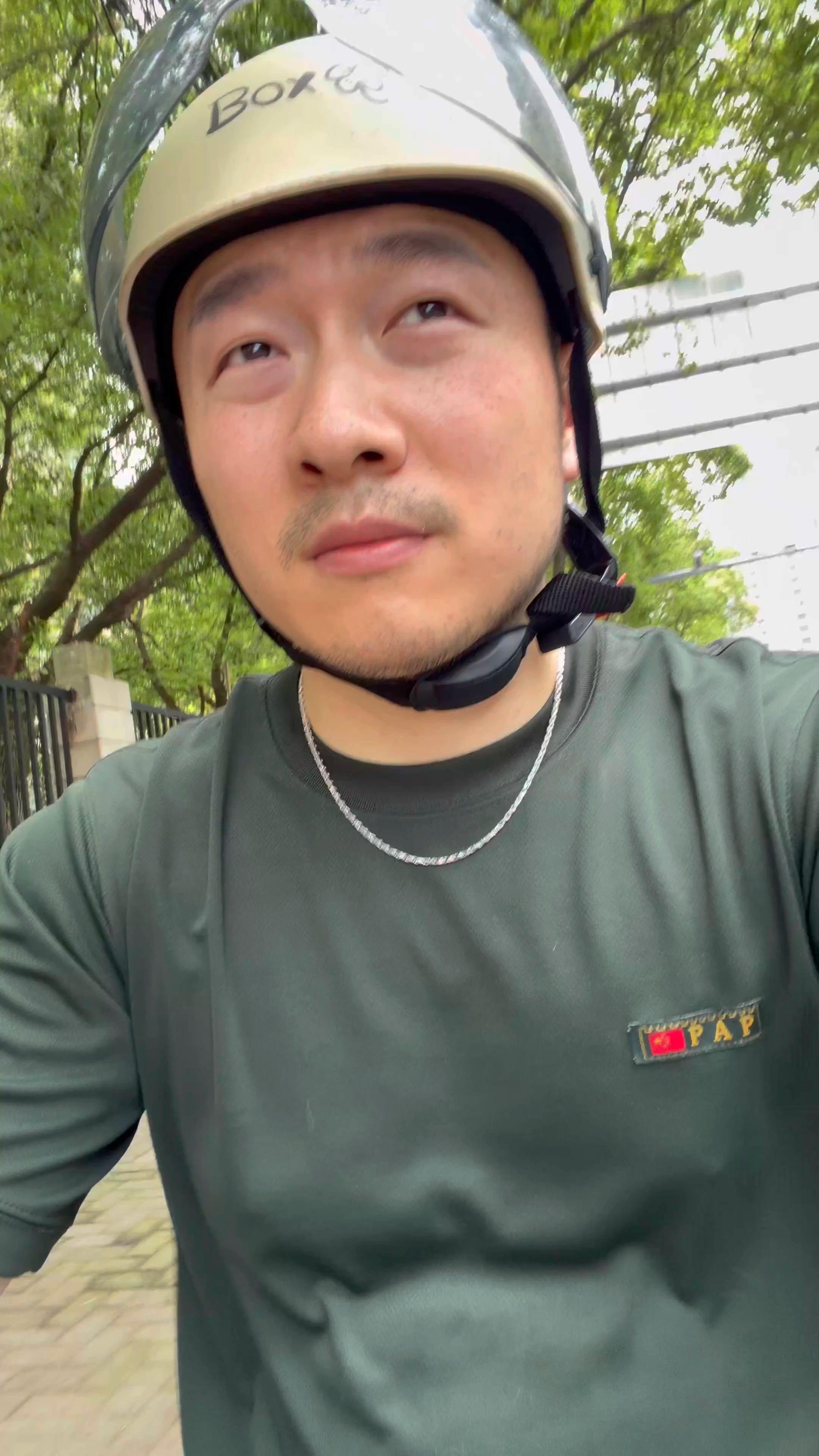 今日炸肩。 固定机位安全拍摄，不影响驾驶