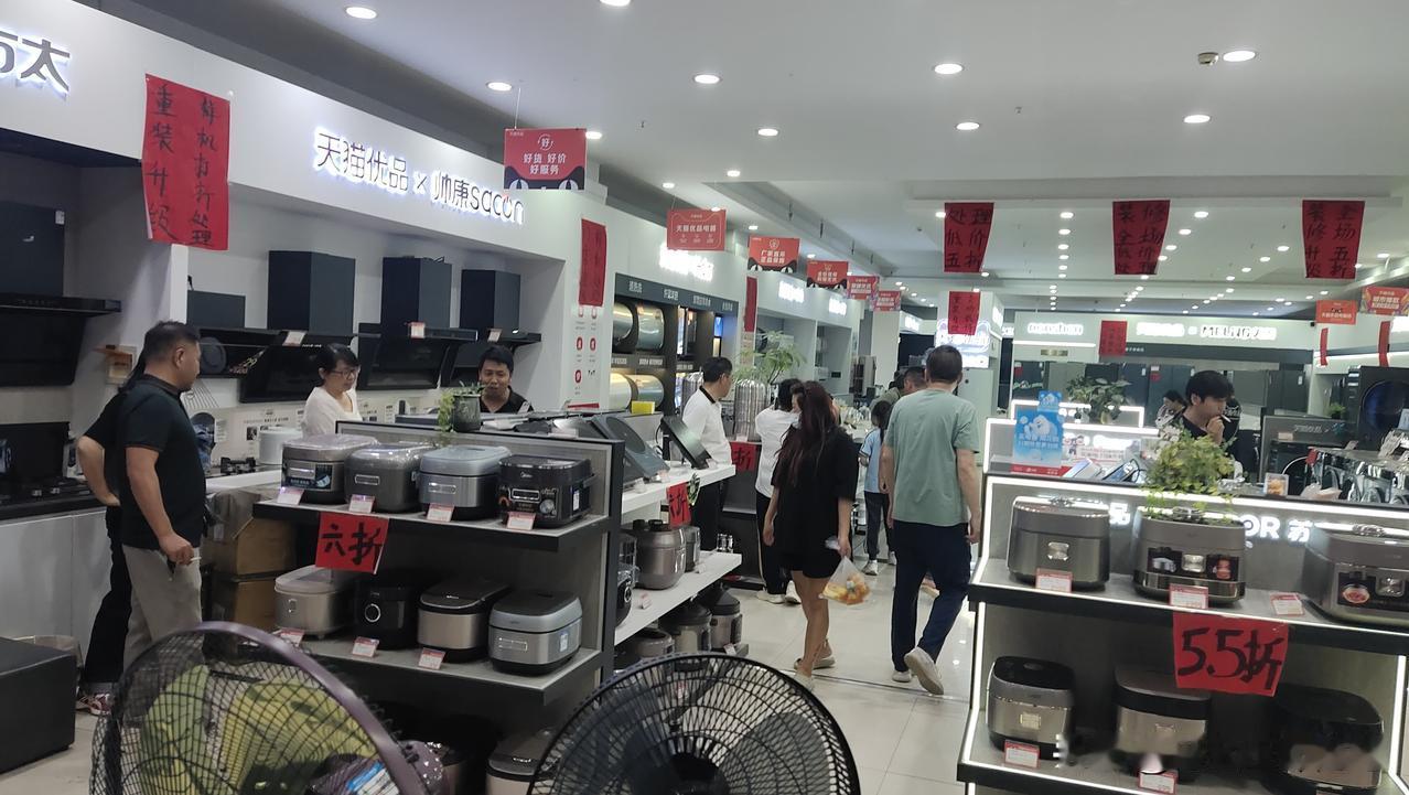 今天感觉亏了一个亿。
在客户店里做活动，刚到店里就来几波客人，连忙接待客人去了，