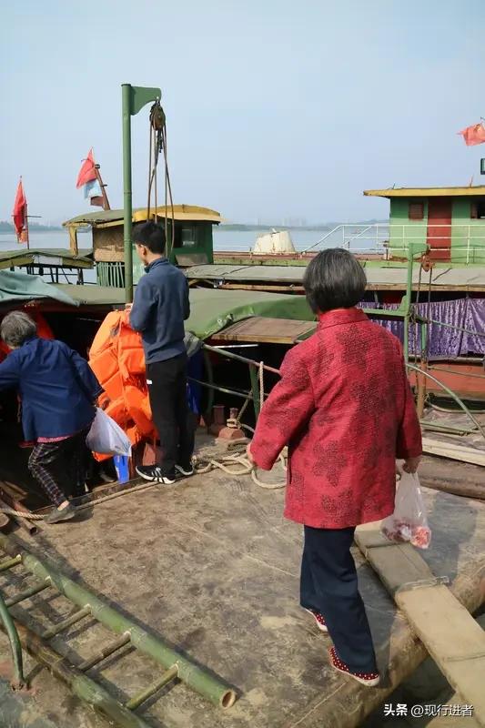 九江江畔上演暖心一幕：卖菜老人因故错过轮渡，眼见船只已驶出数十米，船长欧阳正光毅