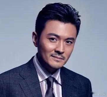 《好团圆》这部电视剧里，于小伟扮演的是个房产公司的老板，剧中的王玉雯是他老婆。于