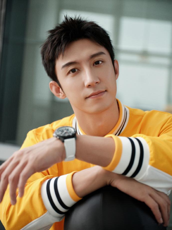 #今天是真黄景瑜##黄景瑜活力黄look#黄景瑜今日身着黄色外套，展现出阳光般的