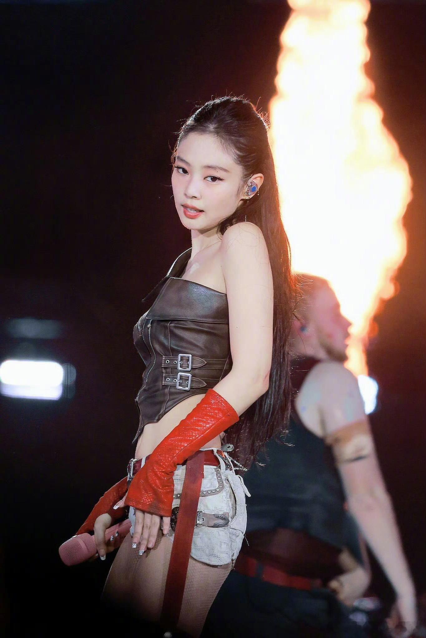 Jennie高阳演唱会造型，好喜欢她生命力蓬勃的样子！ ​​​
