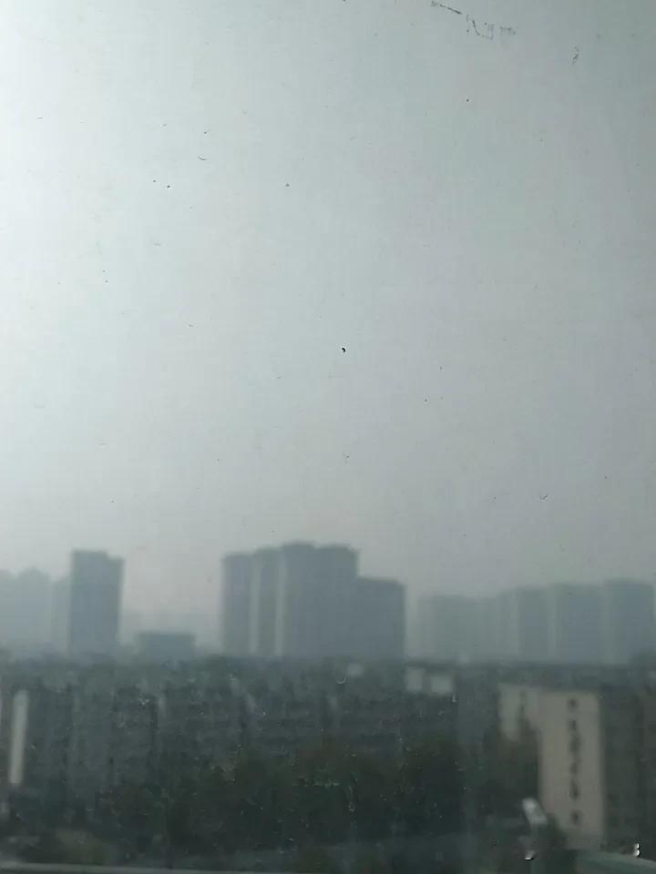 分享城市一角天空风景步入初冬，每天天空雾蒙蒙的，有一种另类的美。看着路上车来车往