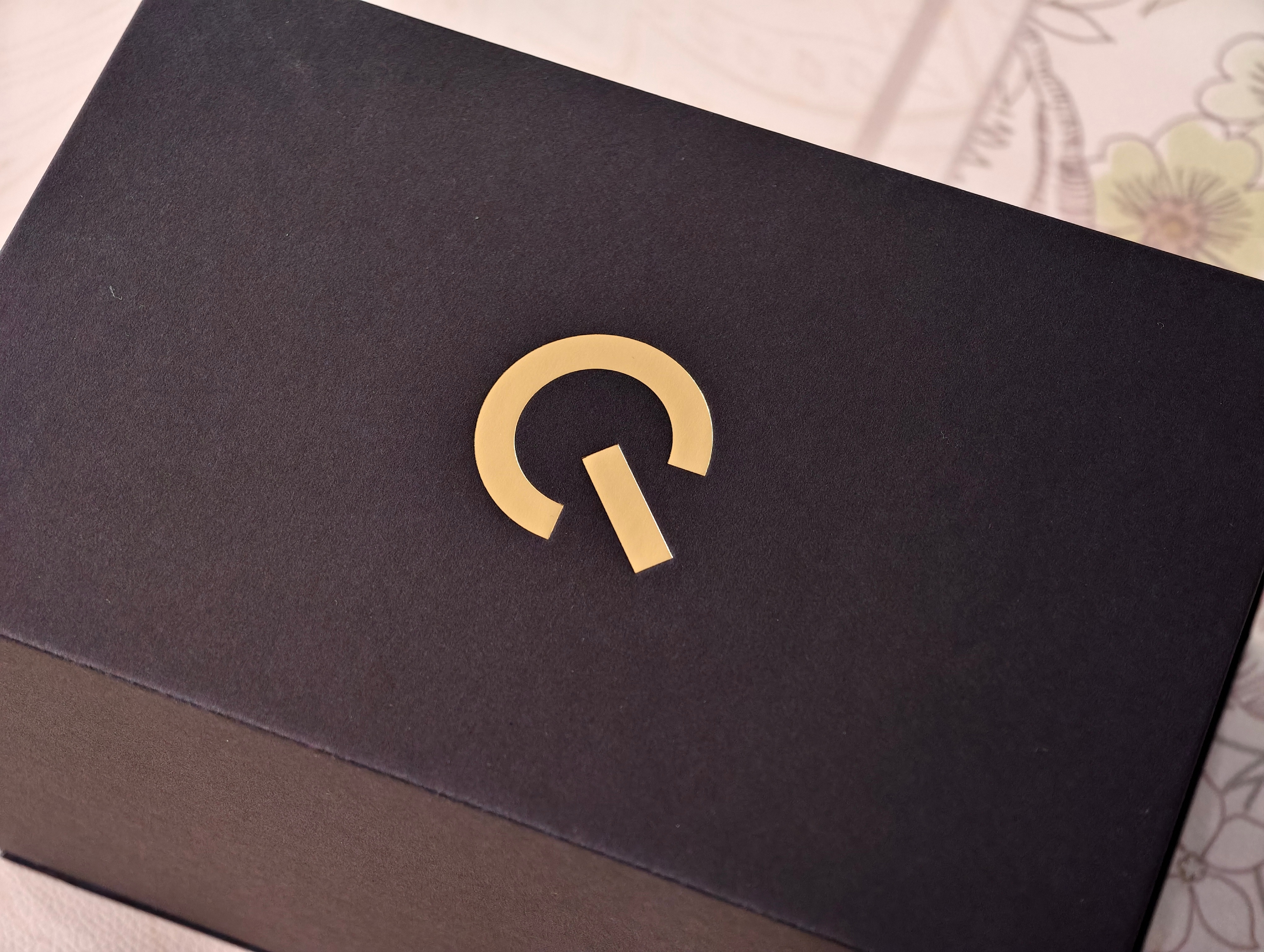 今晚iQOO Neo11上市邀请函有意思一个可伸缩的水壶主打一个一杯也超满足[d