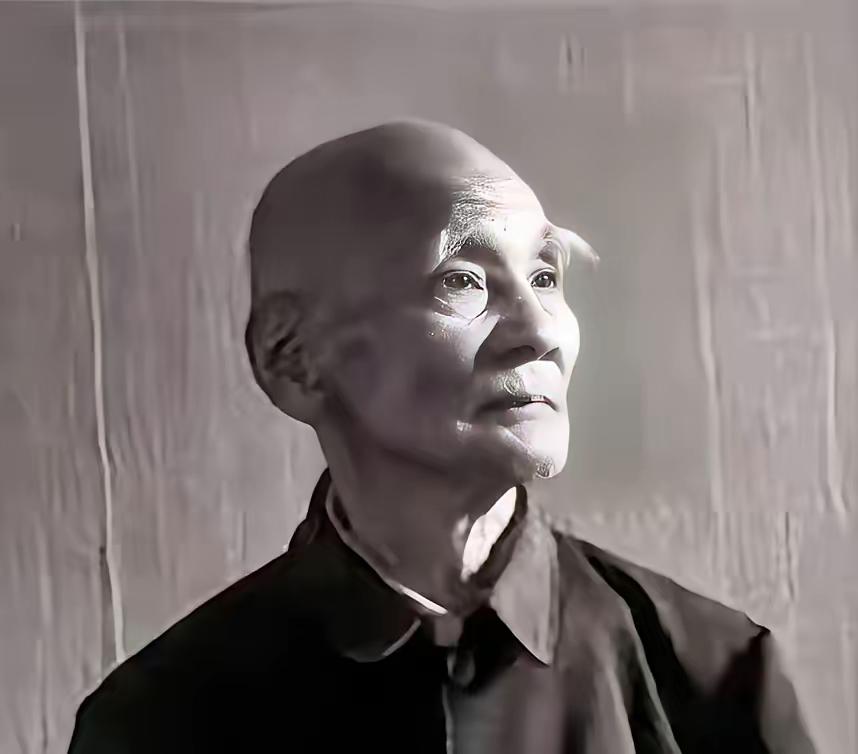 1946年，6000解放军被三万敌人包围，为了不泄露机密，旅长吴诚忠下令烧毁全部