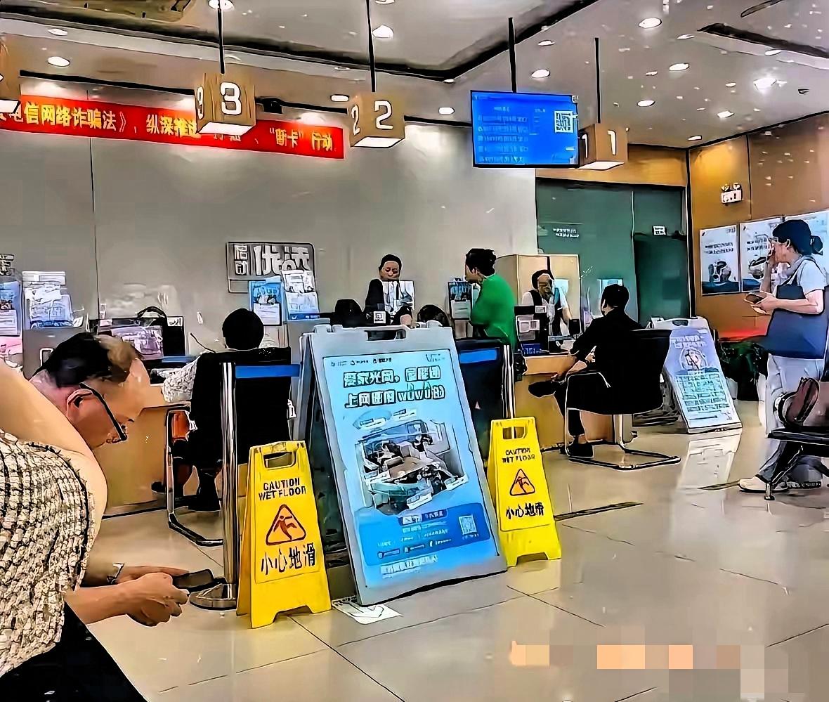 今天去营业厅可开了眼！一大姐举着用了15年的号冲柜员吼：“新用户39元就160G