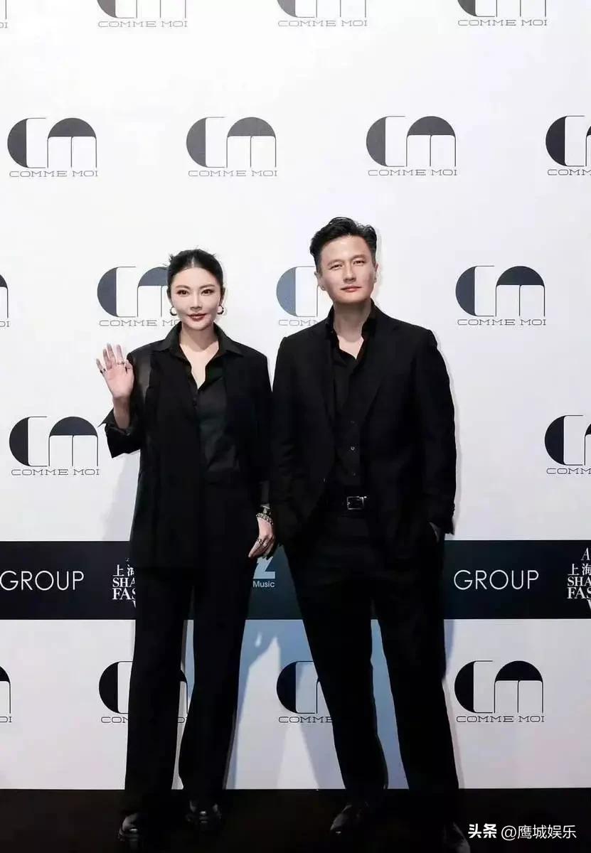 近日，徐冬冬与尹子维婚后首度同框亮相嘉兴时装周，全程眼神交织、互动默契。这对相差