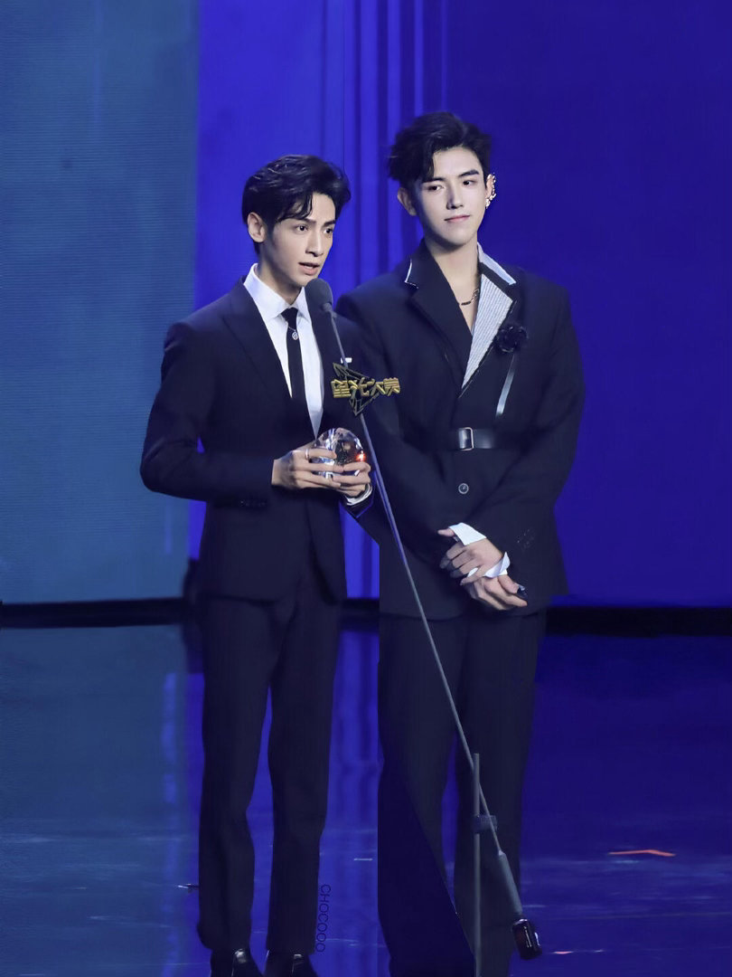 陈飞宇为看罗云熙倒着走红毯陈飞宇：红毯方向不重要，能看到罗老师才重要。于是内娱史