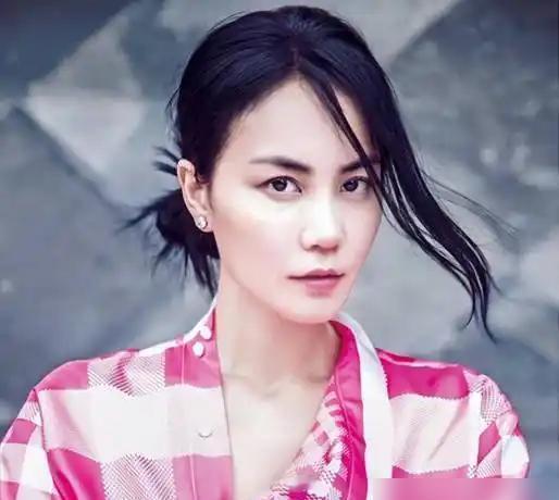 **天呐！
王菲就这么一句话，那英这20年的“傻大姐”人设算是彻底崩了！
**