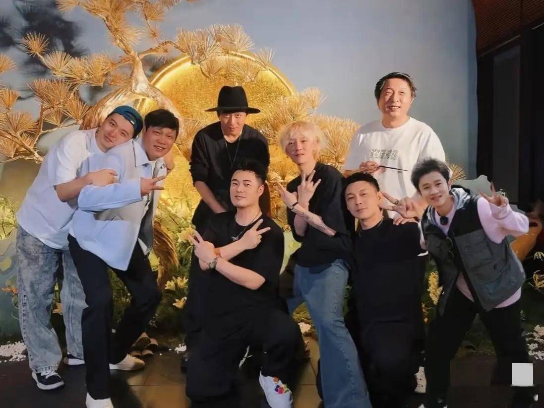 陈赫晒出生日照片，五哈合影好可爱，还不忘把王勉给p进去！说实话，男人之间的友谊也