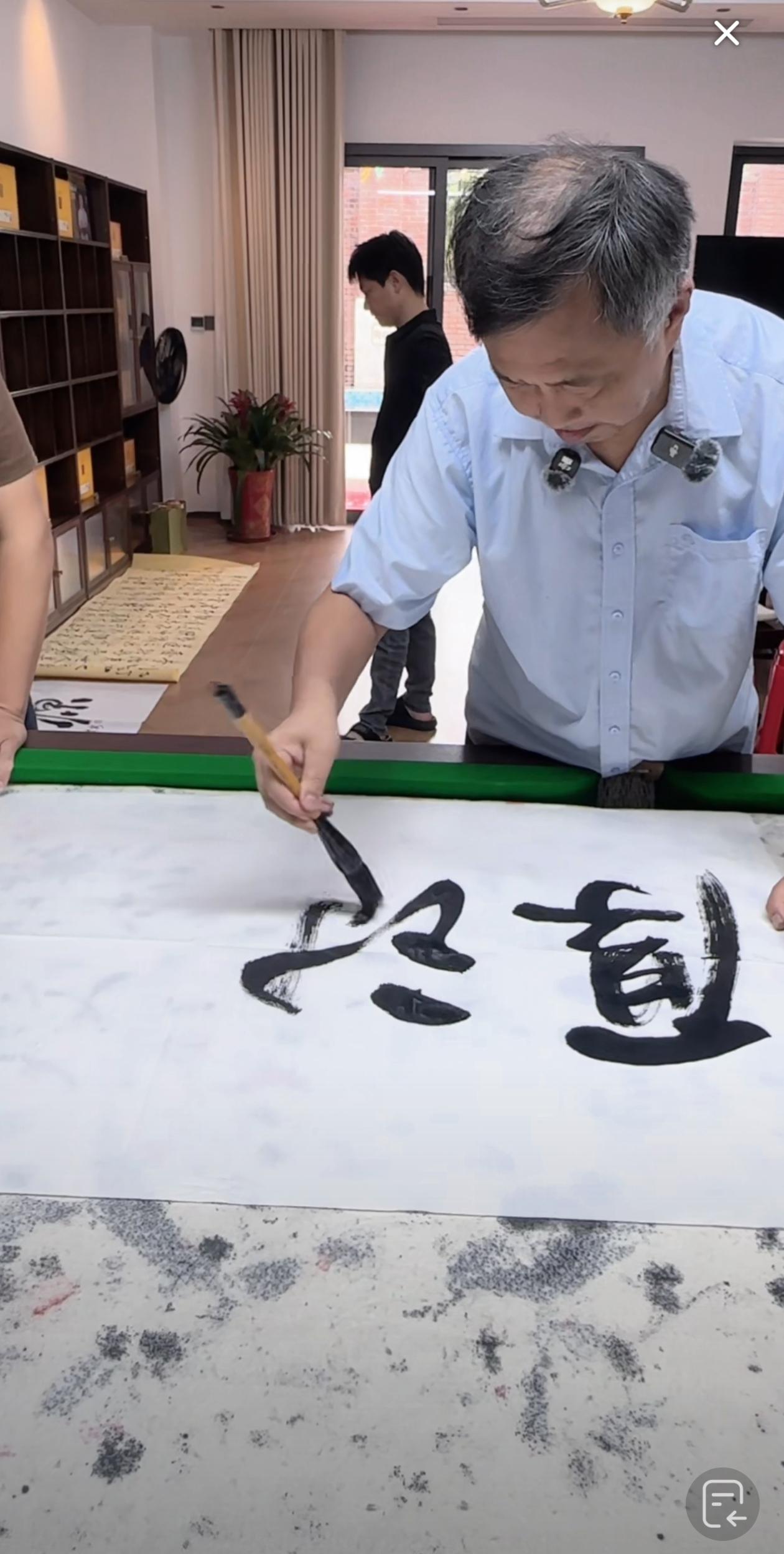 沈巍想从“铿锵三人行”中单飞的原因或许就在于此，这也许是他与张金卫、徐双喜的最大