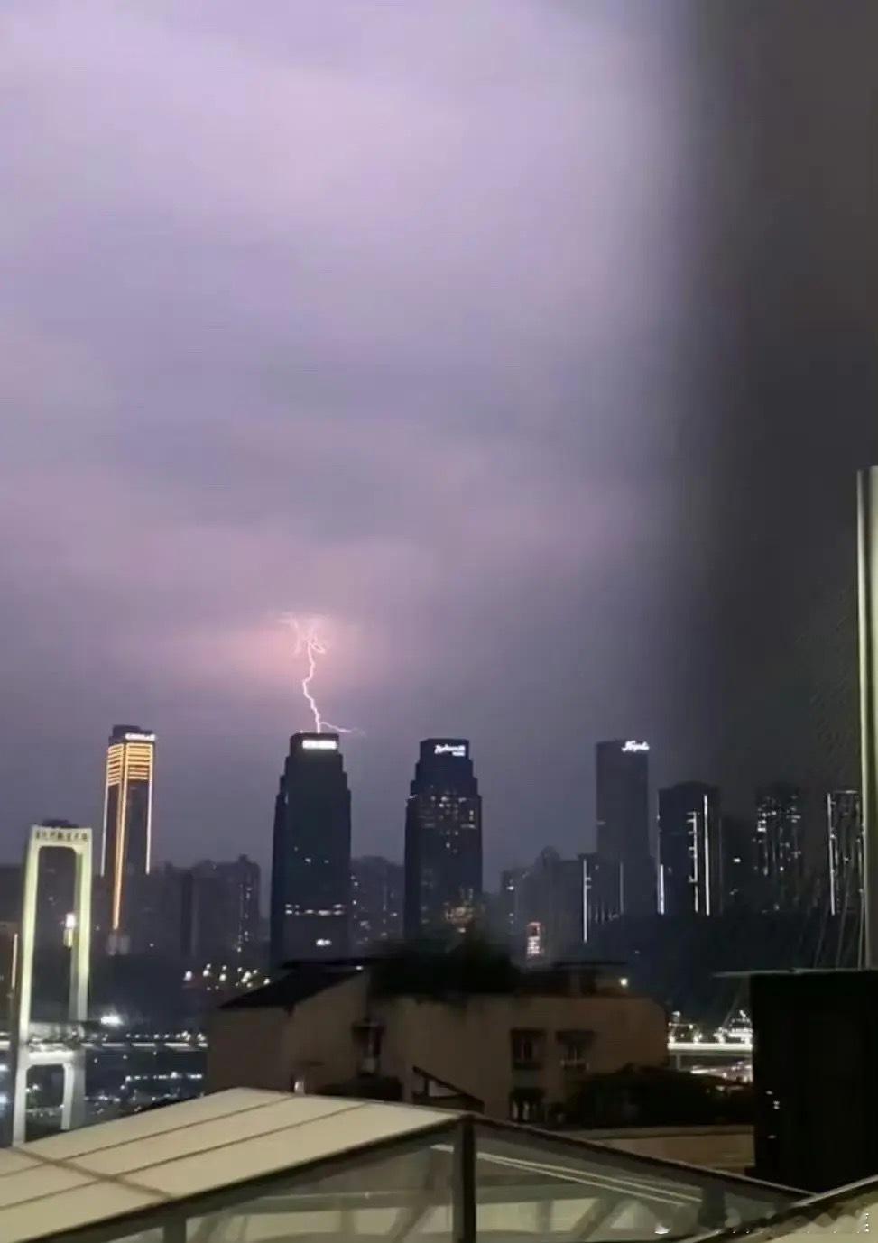 tg 长江国际遭雷劈 