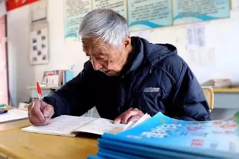 跪着的老师，撑不起站着的下一代！

谁说教师是拖垮教育的元凶？如今课堂乱象早成常