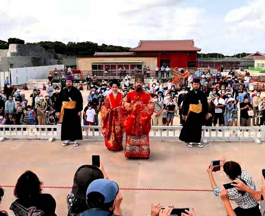 冲绳慰灵日现场群情激愤，民众当面痛斥高市早苗：拒绝战争、勿忘二十四万亡魂
 
每
